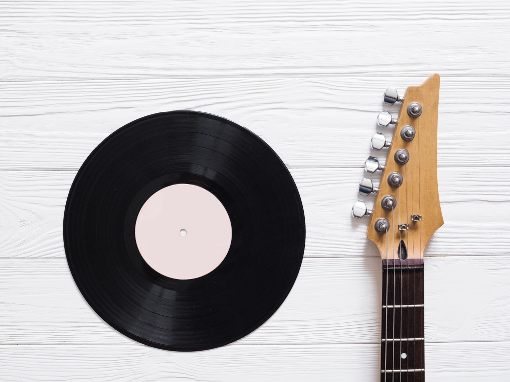 Черная виниловая пластинка и гитара