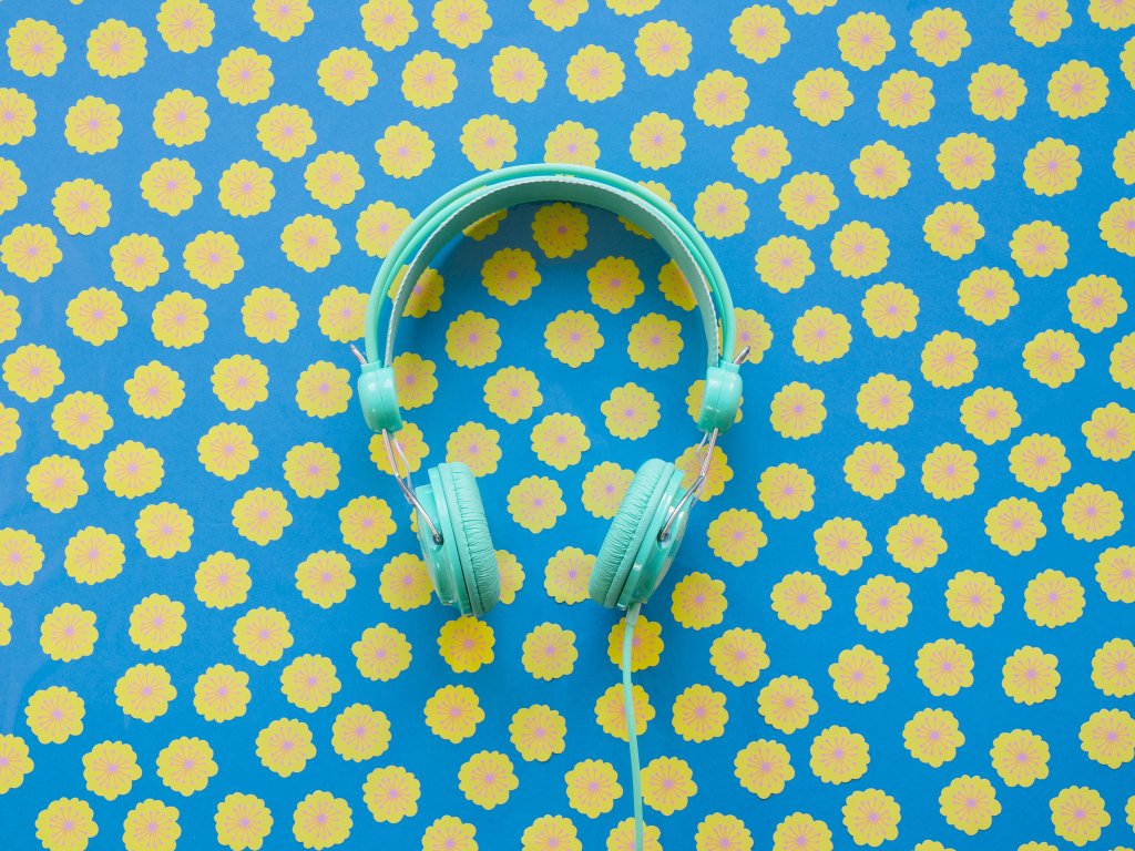 Голубые наушники на фоне с желтыми цветами