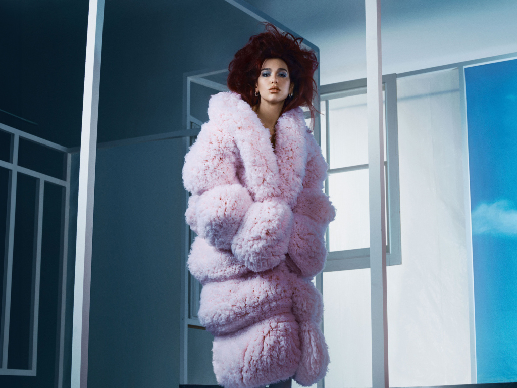 Яркая певица Дуа Липа в розовой шубе