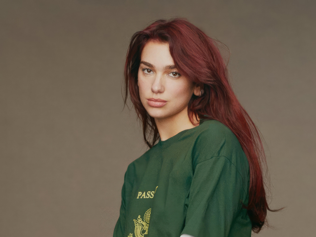 Милая девушка певица Дуа Липа на сером фоне