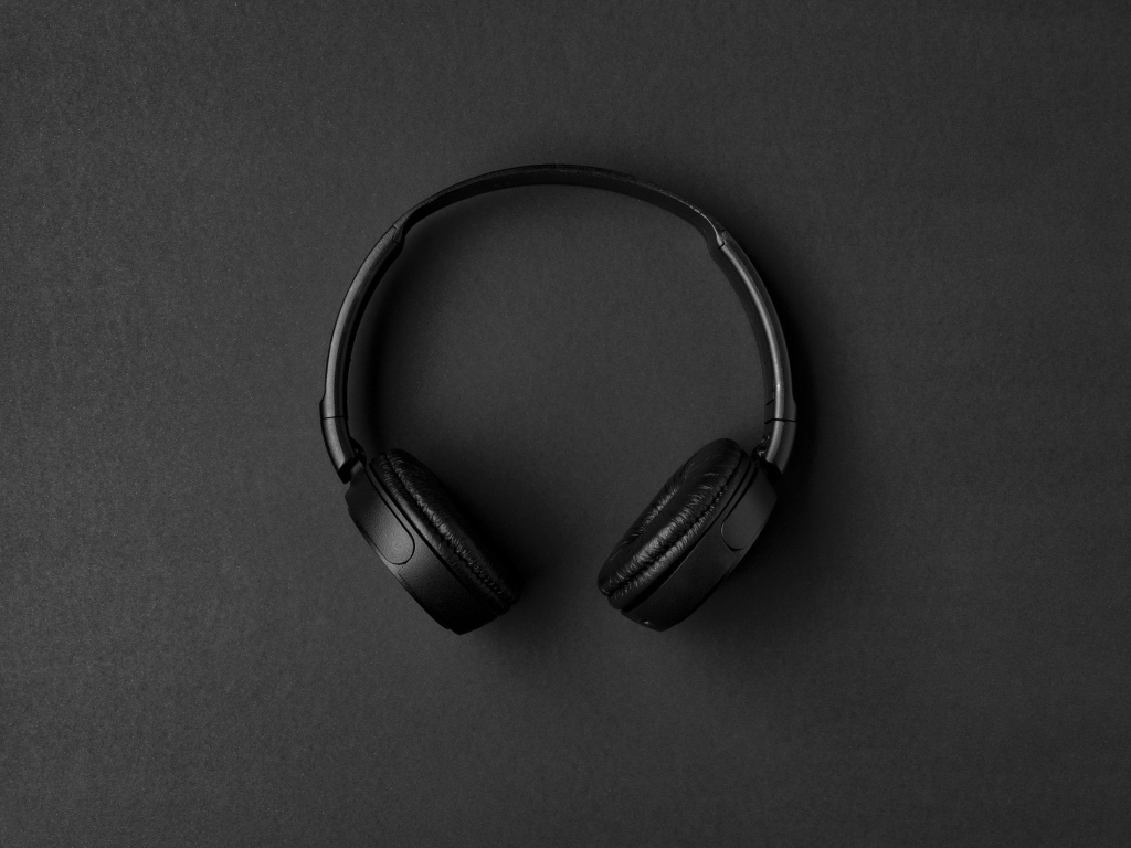 Большие черные наушники на сером столе