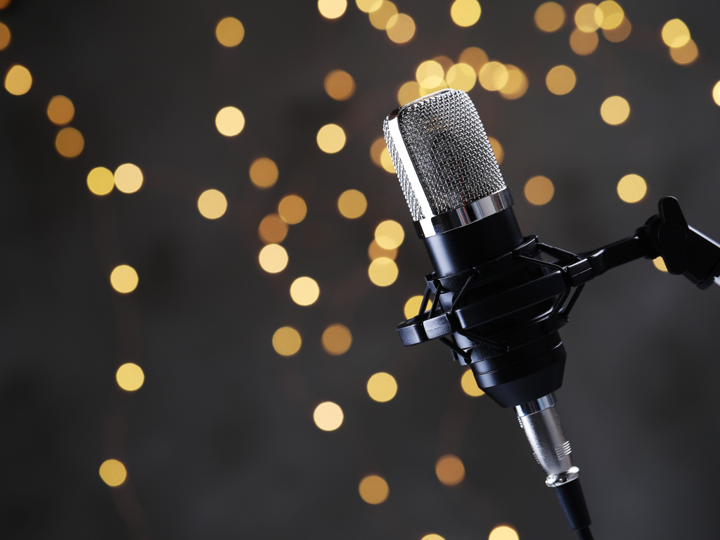 Ретро микрофон на фоне лампочек 