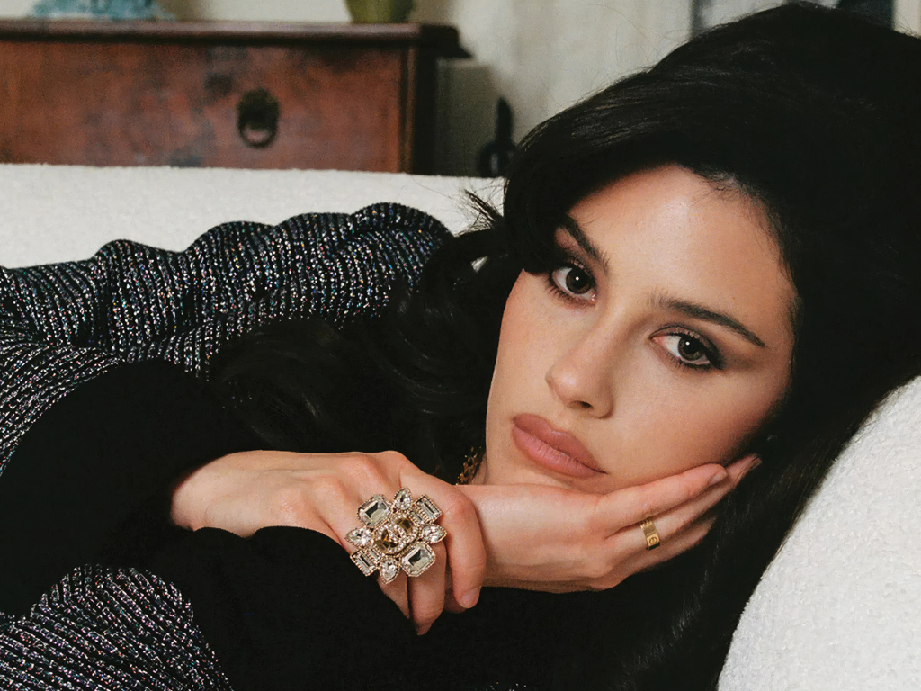 Певица Грэйси Абрамс лежит на кровати