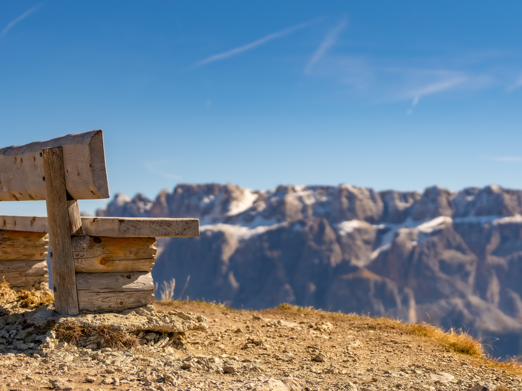 Деревянная лавка в лучах солнца в горах