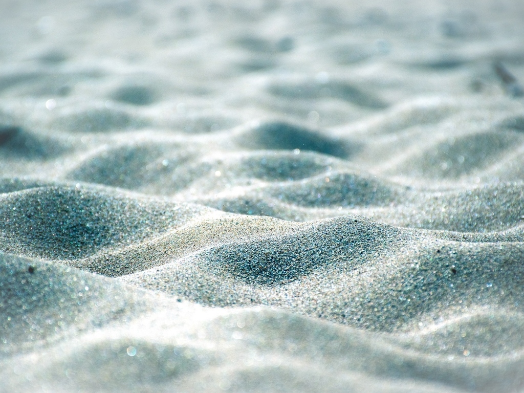 Волнистый песок на пляже у моря