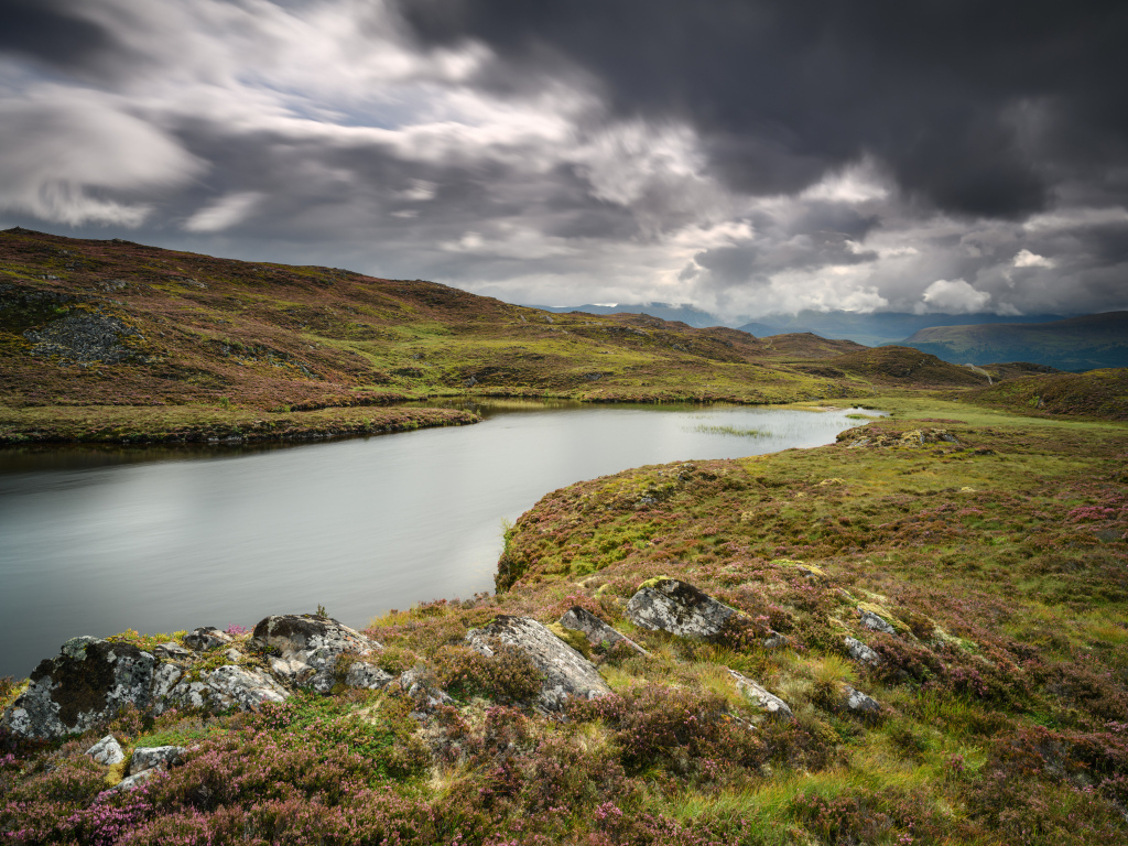 Густые грозовые облака над рекой 