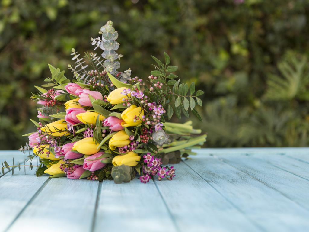 Красивый букет желтых и розовых тюльпанов