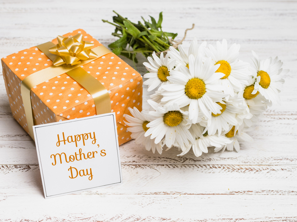 Букет желтых ромашек и подарок на День матери 