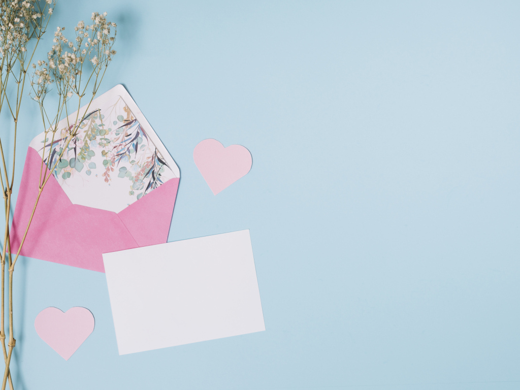 Конверт с цветами и листом на голубом фоне, шаблон