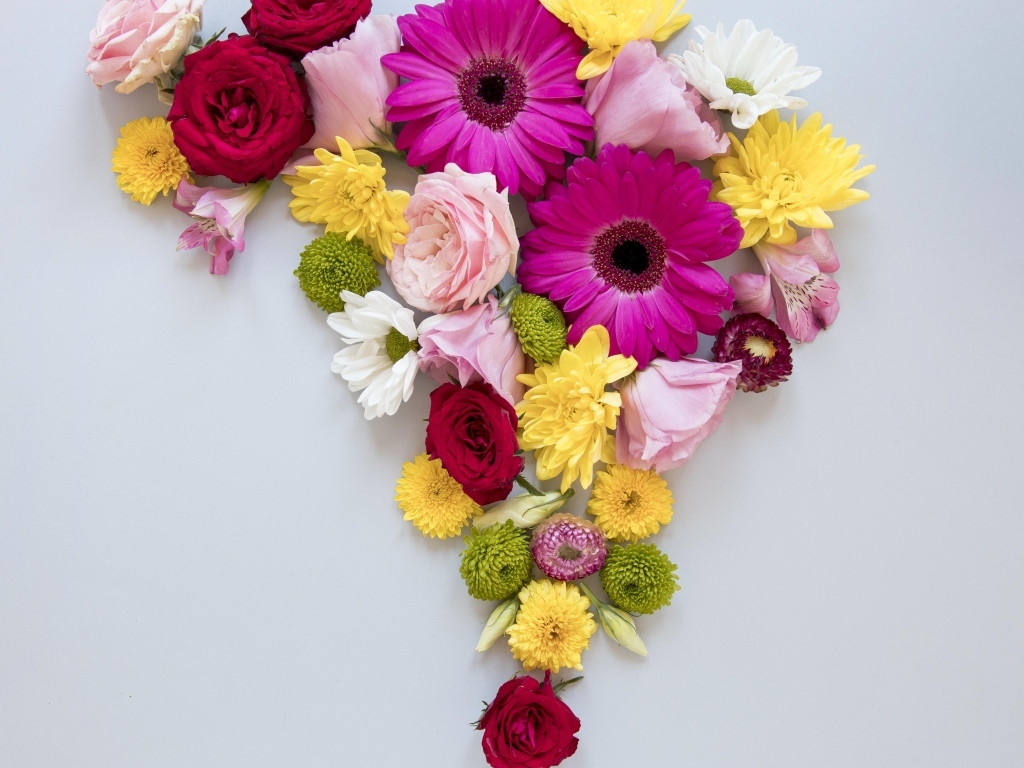 Цветочная композиция на сером фоне