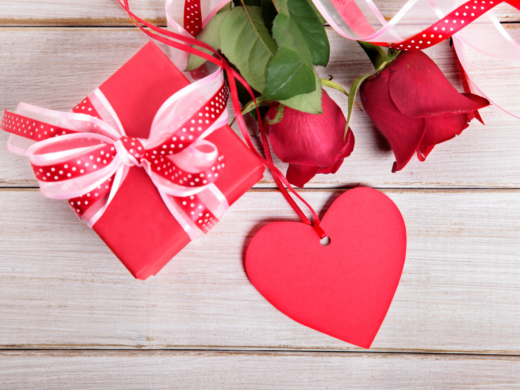 Подарок и красное сердце с розами для любимой