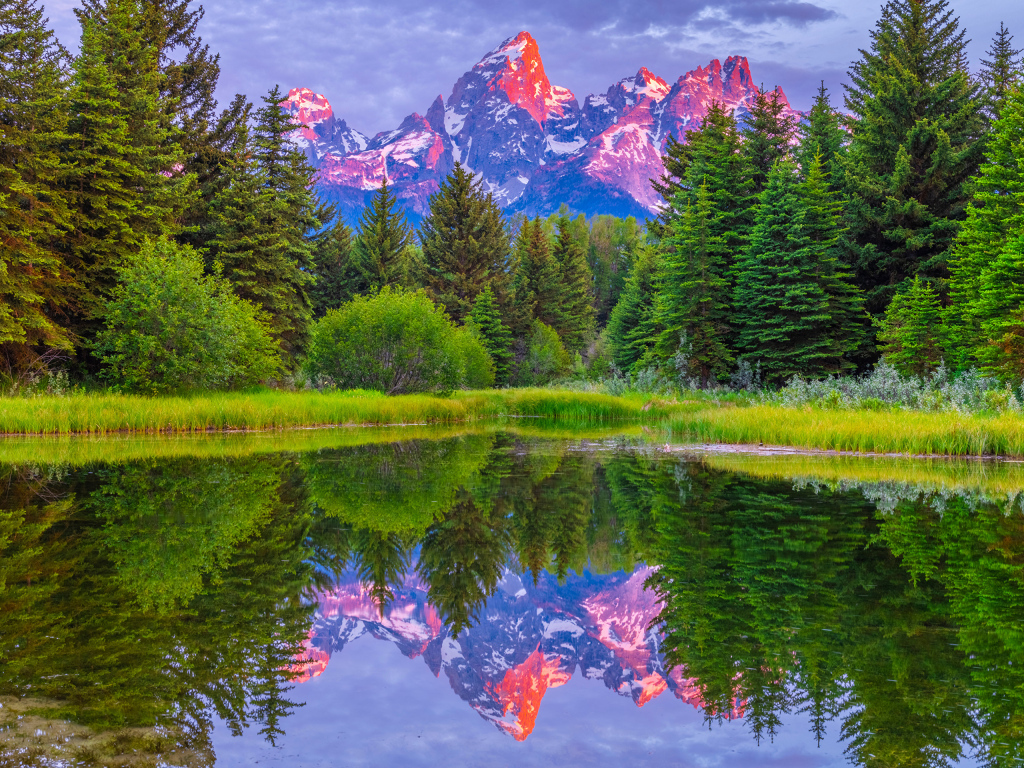 Красивый горный пейзаж в лучах солнца отражается в воде