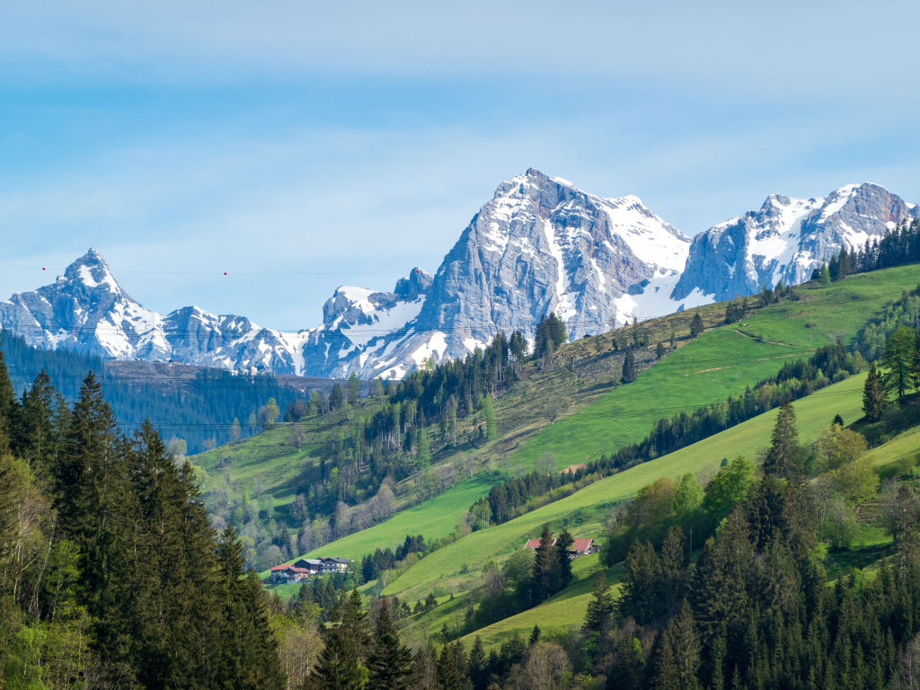 Красивый вид на заснеженные Альпы под голубым небом, Австрия