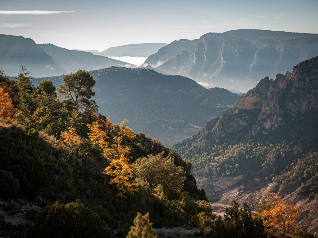 Красивый вид на бескрайний горный горизонт