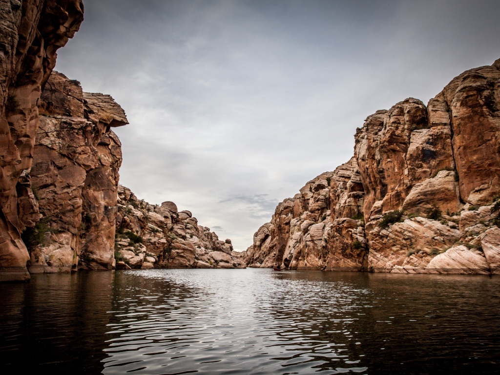 Скалы отражаются в воде реки