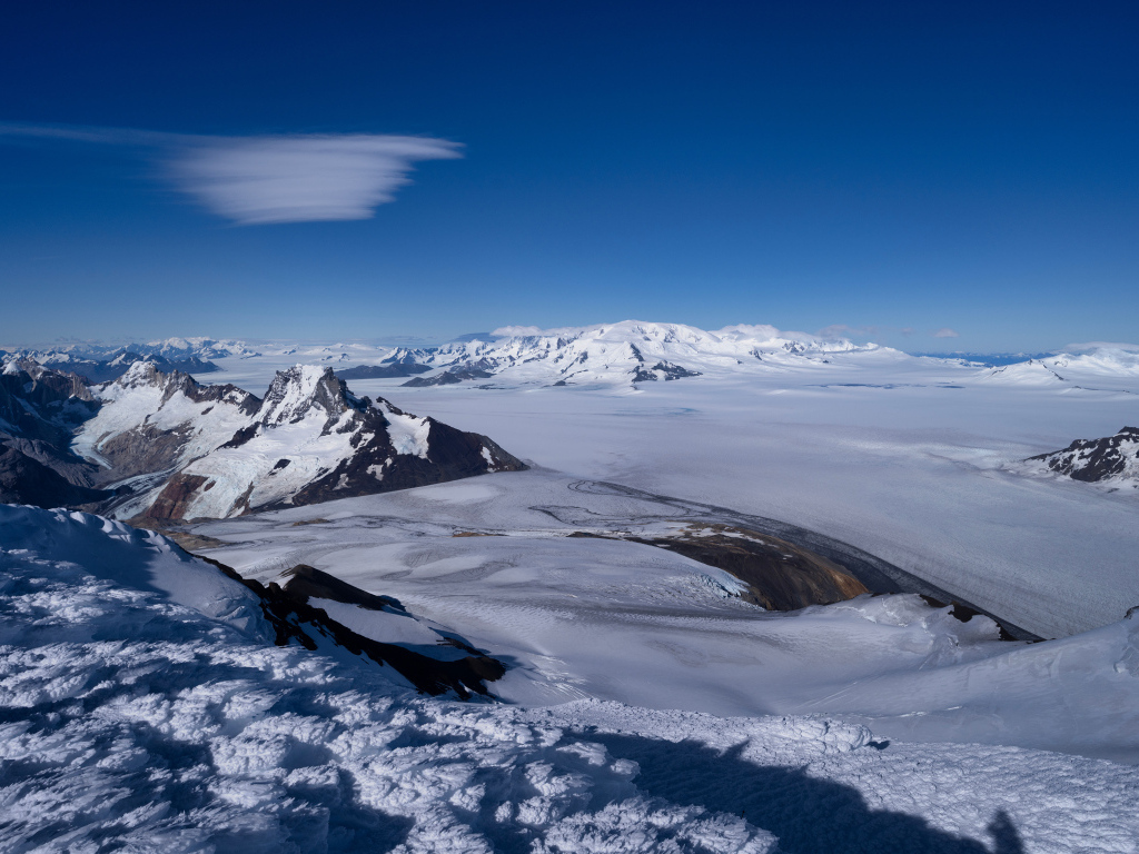 Вид на заснеженные горы под голубым небом, Аргентина