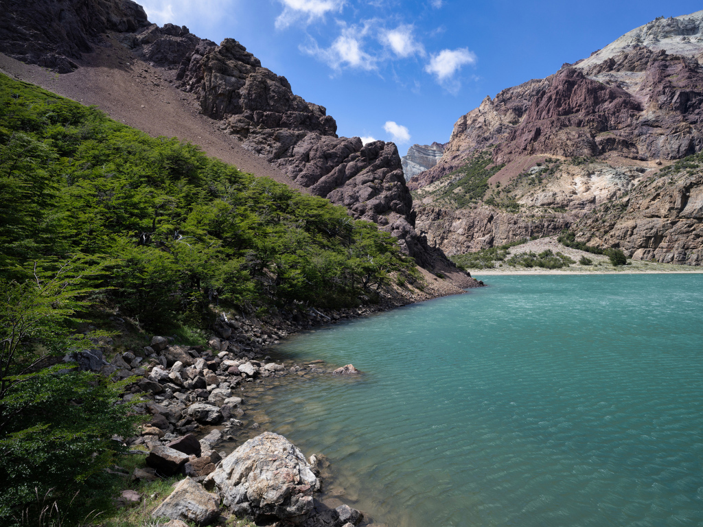 Голубая вода горного озера, Аргентина 