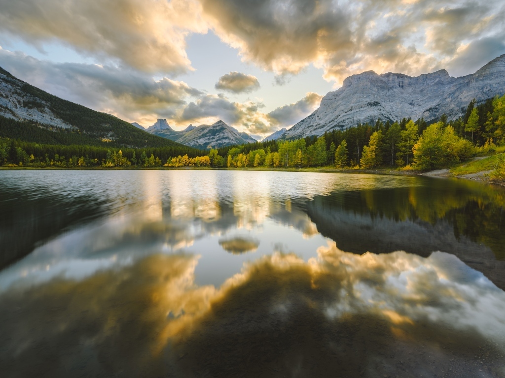 Темные облака отражаются в воде озера