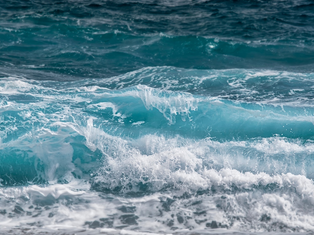 Голубые бушующие волны крупным планом