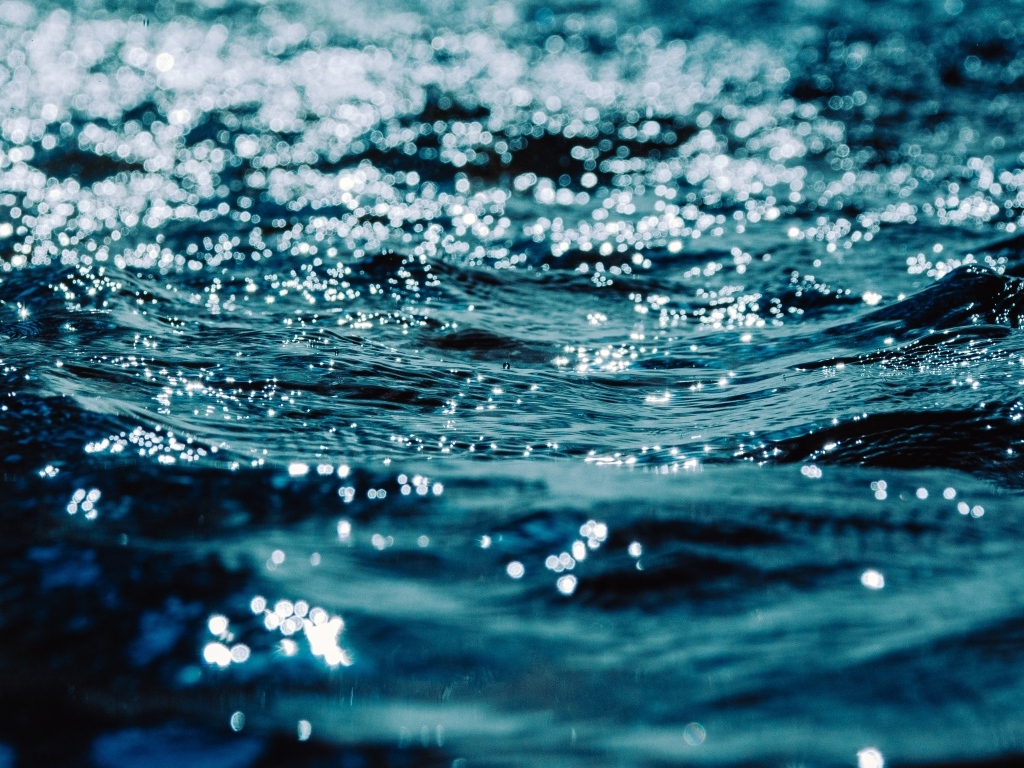 Спокойная черная морская вода