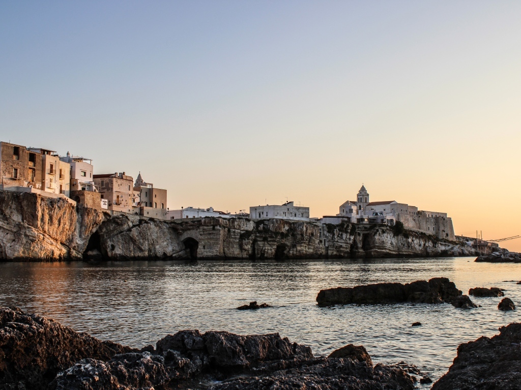 Город на скале у моря 