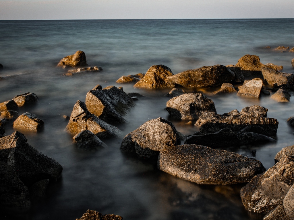 Большие камни в море на берегу