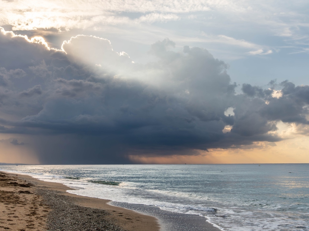 Шторм в небе над морем с белыми волнами