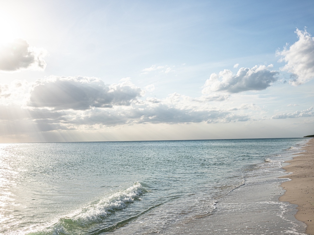 Белые облака над спокойным морем летом