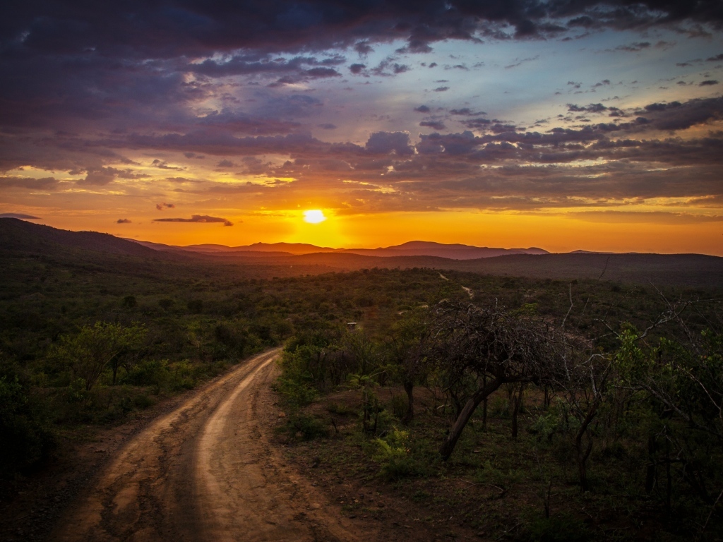 Красивый закат яркого летнего солнца над дорогой