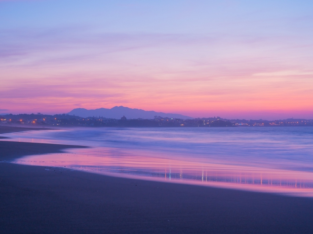 Сиреневый закат над морем в сумерках