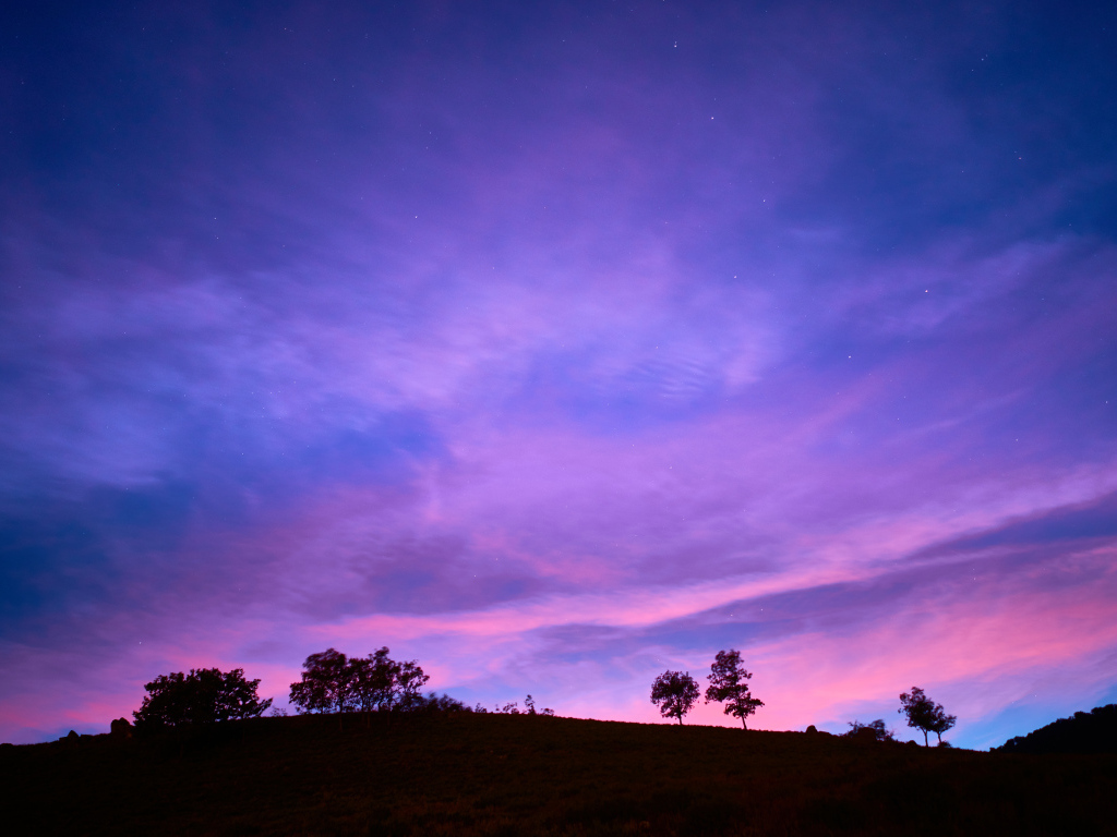 Фиолетовый закат в небе в сумерках 