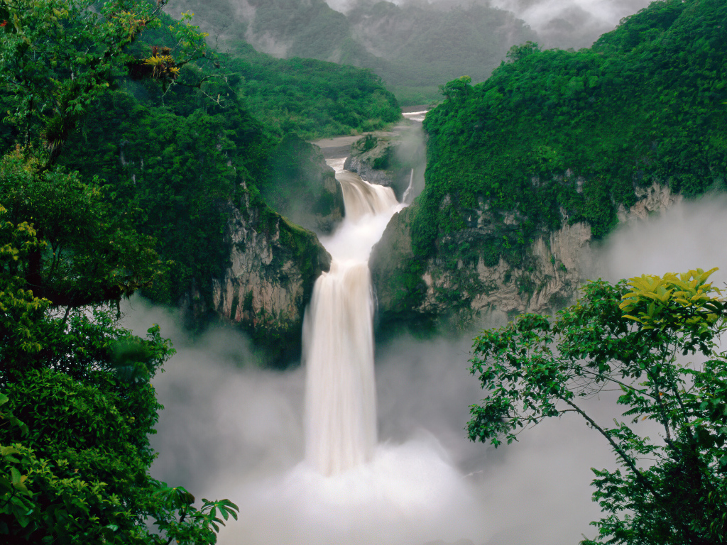 Большой водопад стекает с покрытых зеленью гор