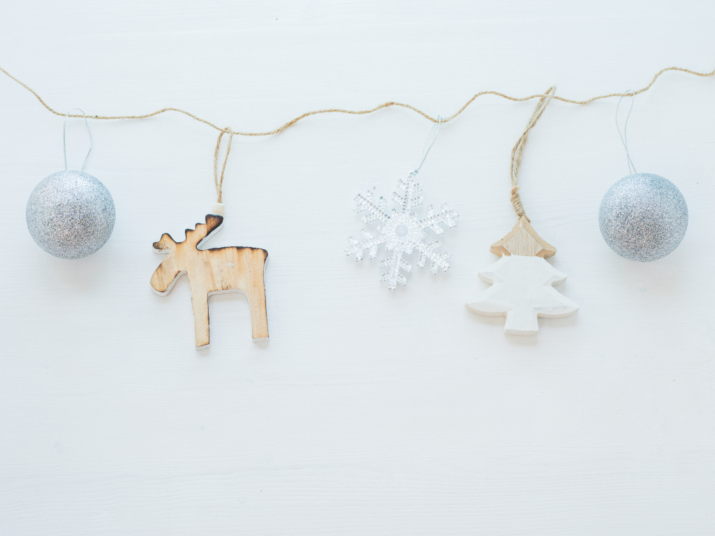 Елочная гирлянда на сером фоне