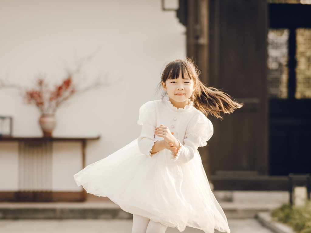 Девочка азиатка в красивом белом платье