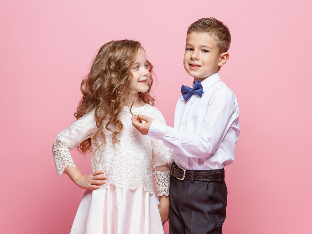 Пара мальчик и девочка на розовом фоне