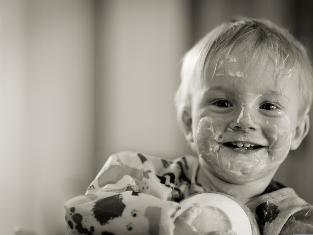 Смешной мальчик с лицом в сметане