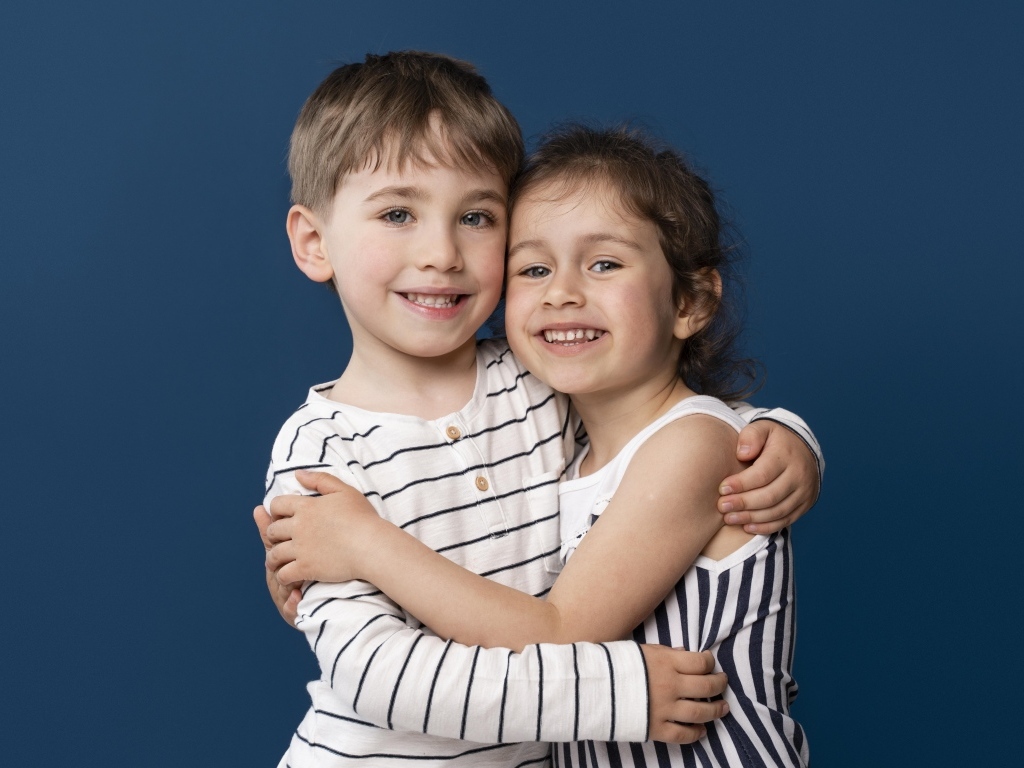 Объятия маленьких брата и сестры