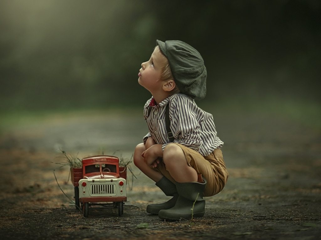 Маленький мальчик с игрушечным грузовиком