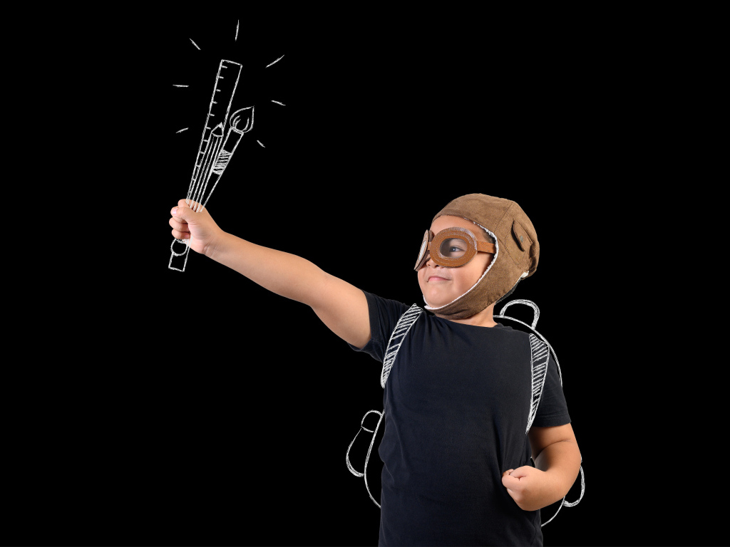 Маленький мальчик с нарисованными кистями на черном фоне