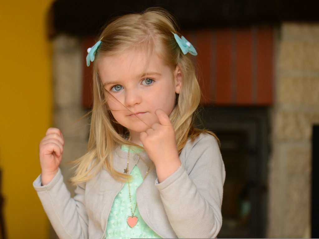 Маленькая девочка с заколками в волосах 