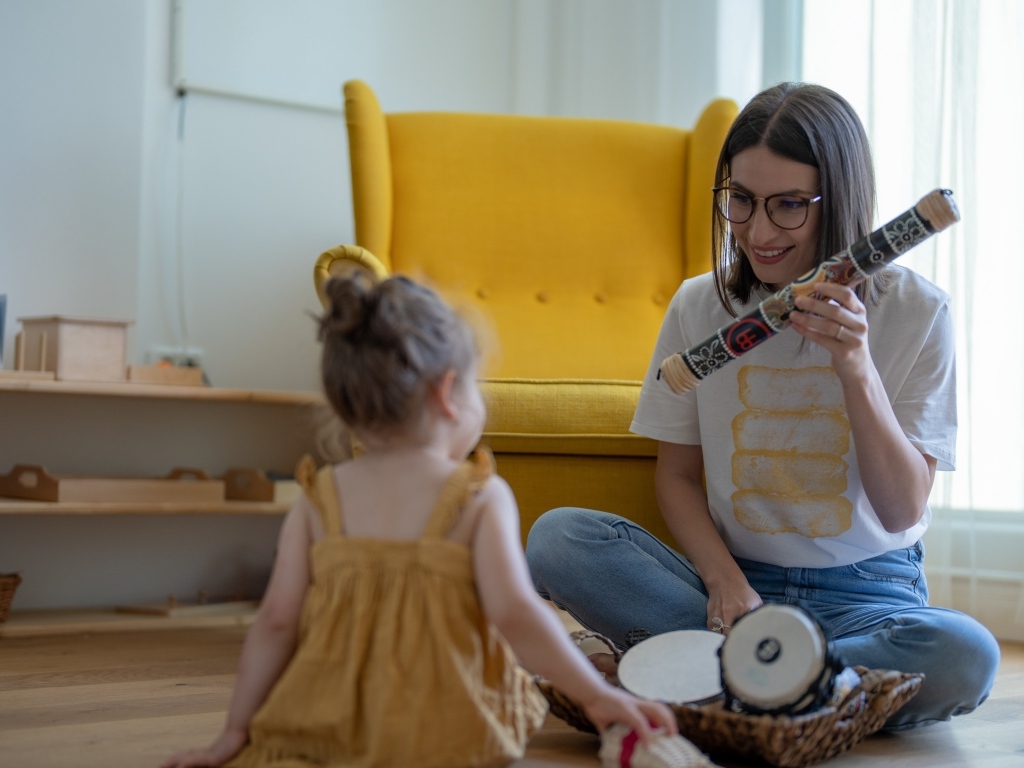 Мама играет с маленькой дочерью