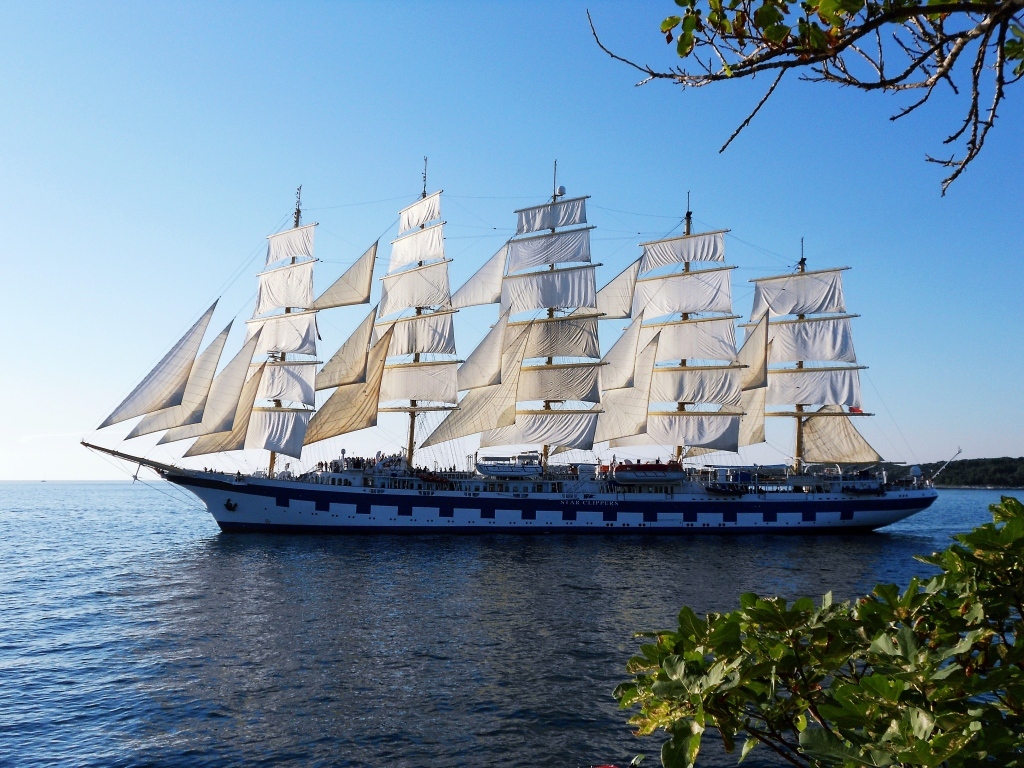 Большой корабль под белыми парусами 