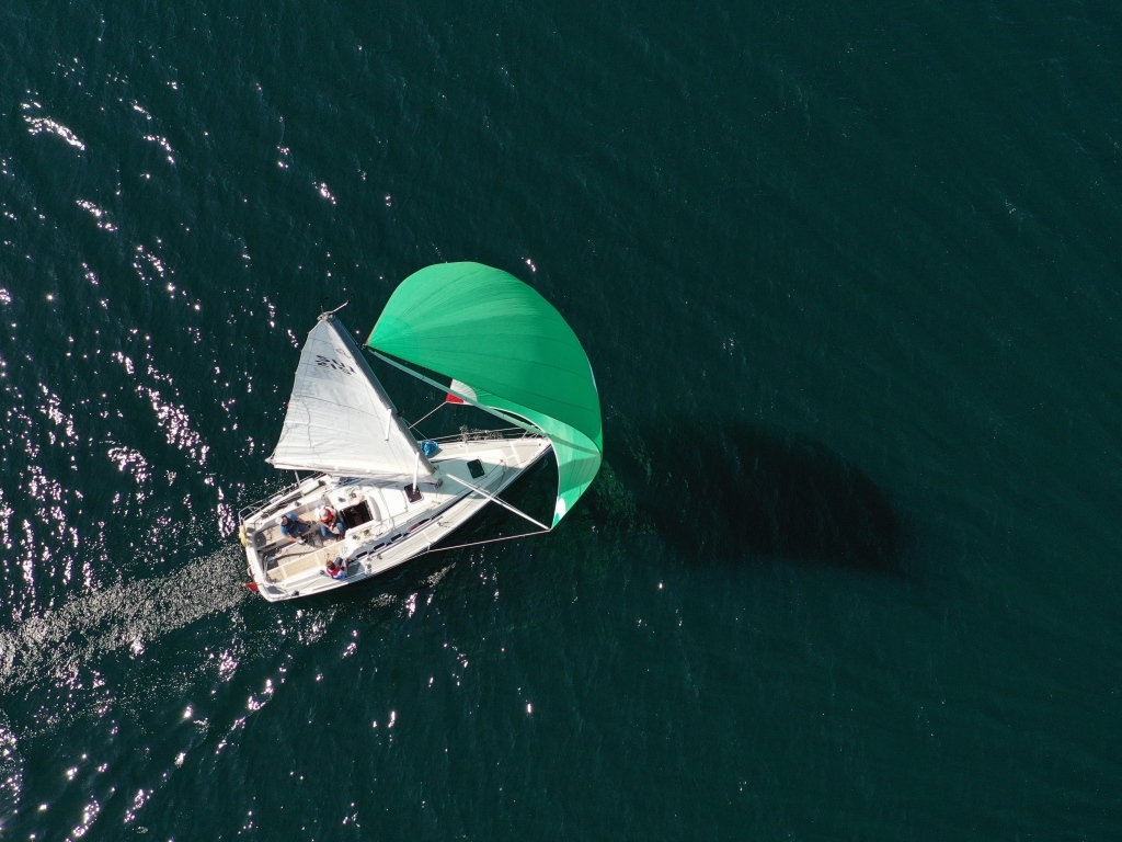 Вид сверху на парусную яхту в море