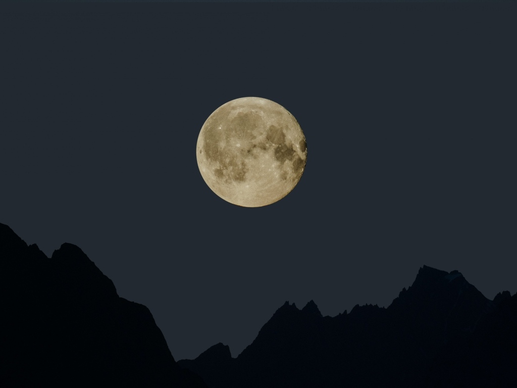 Большая белая луна над горами ночью 