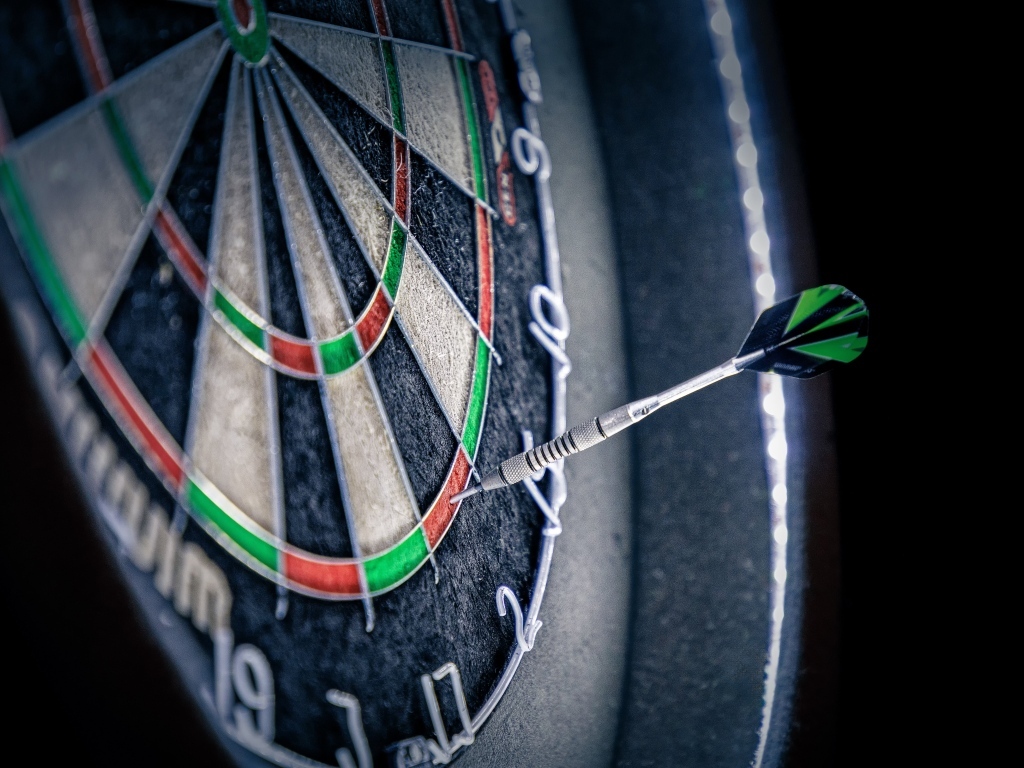 Острый дротик в мишени для дартс