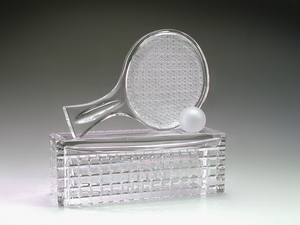 Хрустальная теннисная награда на сером фоне