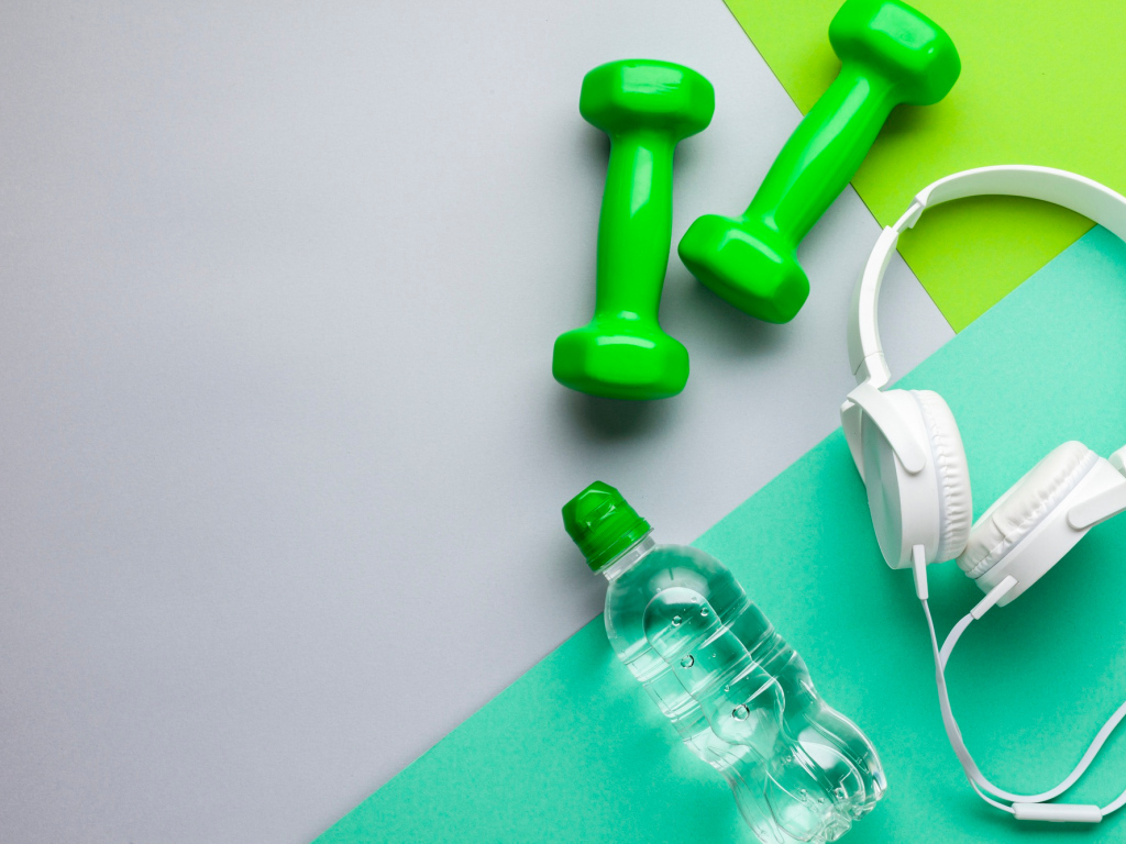 Гантели, бутылка воды и наушники