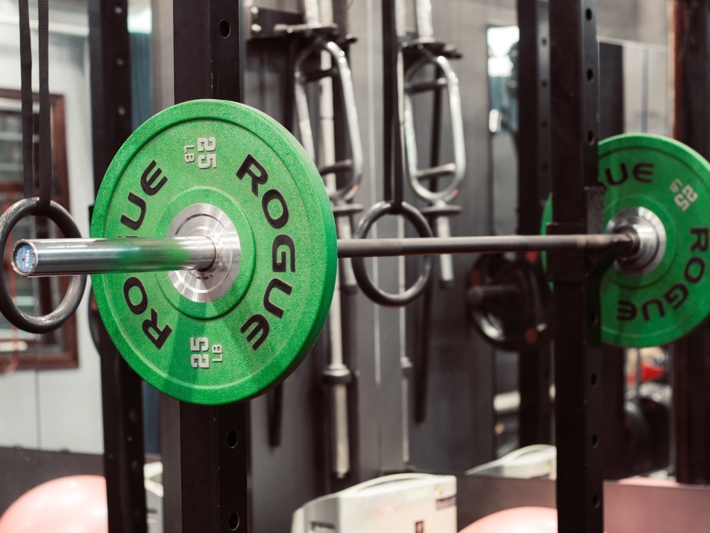 Тяжелая штанга в спортзале