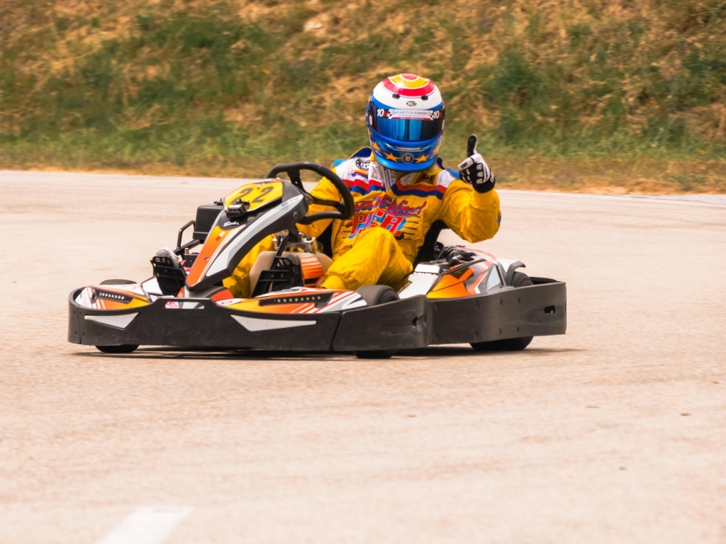 Гонщик на карте на дороге