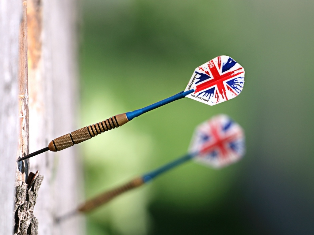 Острый дротик в мишени 